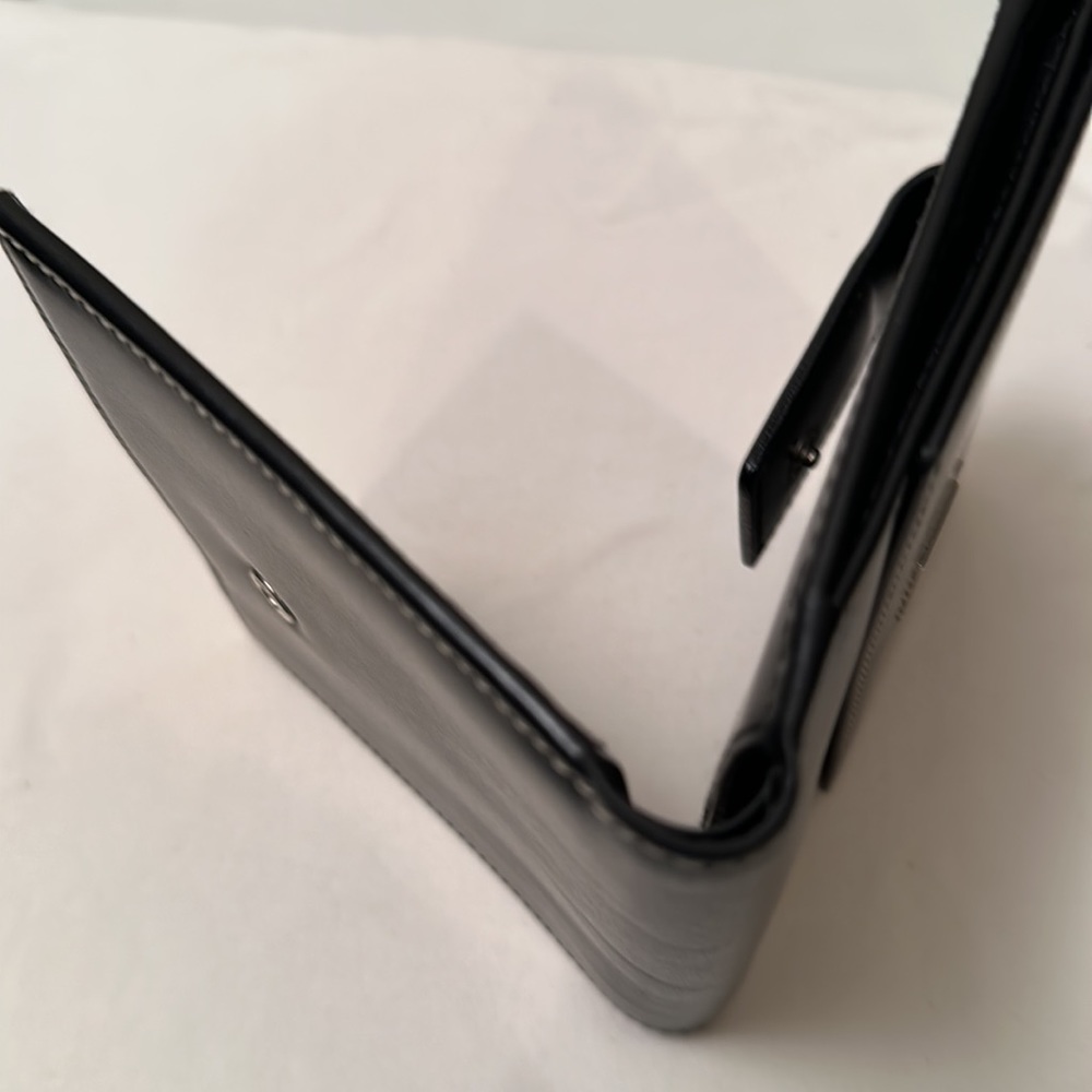 DOONEY & BOURKE vintage black leather bifold with 8 card slots and 2 bill folds - Picture 7 of 8